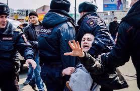 Оппозиционера алексея навального задержали на паспортном контроле в аэропорту шереметьево сразу после его возвращения из германии, где он проходил лечение после. Aleksej Navalnyj Zaderzhan Omonom Novosti Politiki Obshestvo Novosti O Rossii Gazeta Obzor Novosti Litvy