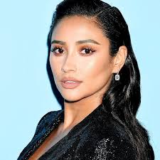 Welcome to shay mitchell online, who you may know from pretty little liars as emily fields or other projects such as dollface, you, the possession of hannah grace, mother's day and more! Shay Mitchell Best Hairstyles