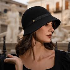 Cappelli Eleganti Tipi Di Cappelli Donne Cappello Cerimonia Donna Nero Con  Fiocco E Piume Laterali