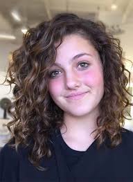 Here are 30 of our favorite short hairstyles. 51 Schone Kurze Lockige Frisuren Tipps Fur Gesunde Kurze Locken Neueste Frisuren Bob Frisuren Frisuren 2018 Neueste Frisuren 2018 Haar Modelle 2018 Curly Hair Trends Short Curly Haircuts Curly Hair Styles