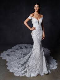 Die ideale form des schleiers und die schleppe; Spitzenbrautkleid Im Fit And Flare Schnitt Mit Plunge Ausschnitt Mit Offshoulder Tragern Schleppe Und Passendem Schleier Von Enzoani Modell Olive Heiraten Mit Braut De