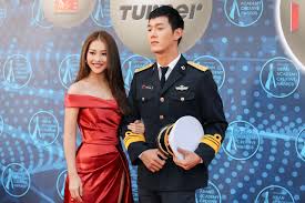 Song luân nhận xét về các bạn diễn trong 'hậu duệ mặt trời' trong hậu duệ mặt trời, song luân thừa nhận thân thiết nhất với hữu vi và cao thái hà. Kháº£ Ngan Song Luan Tinh Tá»© Táº¡i Giáº£i ThÆ°á»ng Han Lam Sang Táº¡o Chau A Vov Vn