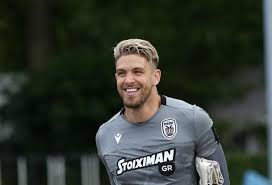 Παρέα με την αγαπημένη του ειρήνη παπαδοπούλου, στενούς φίλους και συμπαίκτες γιόρτασε τα γενέθλιά του ο αλέξανδρος πασχαλάκης! O Termatofylakas Ale3andros Pasxalakhs Paizei Sto Binteoklip Ths Syntrofoy Toy Sigmalive Magazine