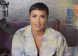 Na sentença, o juiz antônio da rocha lourenço neto afirmou que o direito não pode permitir que a. Demi Lovato Revela Ser Pessoa Nao Binaria E Muda Tratamento Para Els Quem Quem News