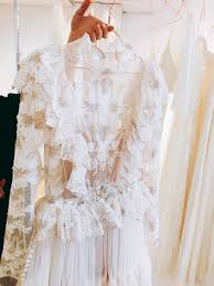 Wir bieten traumhaft schöne brautkleider aus edelsten stoffen, raffinierten details und in verschiedensten farbvarianten an. Zu Besuch Bei Tara Brautmoden Stuttgart Hochzeit Um 3