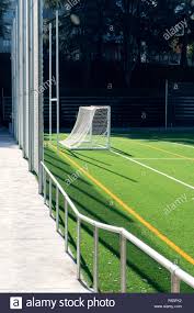 Um einen desktophintergrund (wallpaper) zu erhalten, erweitern sie eine der kategorien, klicken sie mit der rechten maustaste auf das bild, und klicken sie dann auf als desktophintergrund festlegen.sie können einen desktophintergrund auch als hintergrund für ihren sperrbildschirm oder startbildschirm verwenden. Fussballplatz Und Tor Mit Einem Kunstrasenplatz Fussball Hintergrund Stockfotografie Alamy