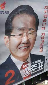 < 기자들에 둘러싸인 홍준표 > 1년3개월 만에 국민의힘에 복당한 홍준표 의원(가운데)이 24일 국회에서 기자들의 질문에 답하고 있다. 2mublttftlbpfm