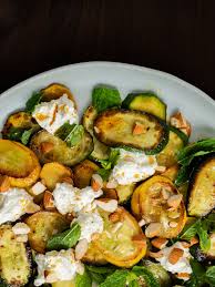 Rezept Zucchinisalat Mit Ricotta Mandeln Und Minze Zucchinisalat Gemusebeilagen Leckere Salate