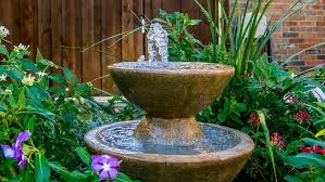 Ein Springbrunnen Im Garten Schafft Eine Herrliche Atmosphare Er Wirkt Beruhigend Und Sieht Einfach Gut Springbrunnen Garten Springbrunnen Wasser Im Garten