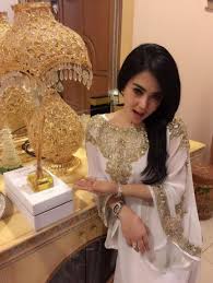 Gamis ala adik syahrini : Model Baju Lebaran Syahrini Tahun Ini Nusagates