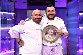 Apoi, a plecat în germania unde a lucrat pentru restaurante de top. Alexandru Comerzan A CaÈ™tigat Chefi La CuÈ›ite Sezonul 7 Libertatea