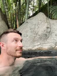 Belle journée à relaxer dans les sources thermales., Arrivés dans notre  Airbnb de rêve : piscine, champagne, coucher de soleil….bébittes😅,  #costarica🇨🇷 #friends