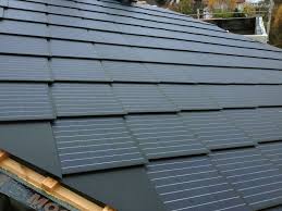 Das Solteq Energiedach Soll Die Moglichkeit Eines Plus Energie Hauses Schaffen Indem Das Gesamte Dach Mit Monokristallinen Pv Schindeln Ausgelegt Wird Die Fas Solarhaus Dachschindeln Sonnenenergie