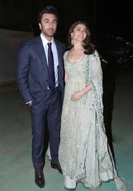 Ranbir Kapoor S Date Night Look Includes A Crisp Shirt And A Work Suit Resimdeki ranbir kapoor ile birlikte baba, anne, çocuk, erkek ve kız kardeş isimleri ranbir kapoor s date night look