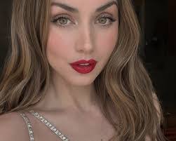 Lea Brady's Instagram, Twitter & Facebook