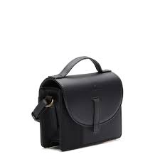 Zwarte cross body tas frida gemaakt van mooie zachte vegan leer. Violet Hamden Essential Bag Zwarte Crossbody Tas