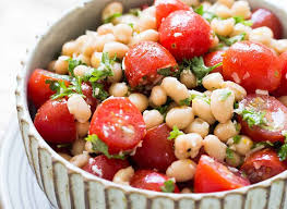 I mini burger di fagioli sono una ricetta facilissima, bastano davvero pochissimi ingredienti per prepararli e sono molto buoni. Ricetta Insalata Di Fagioli Freschi E Pomodorini