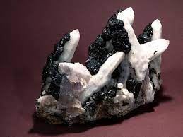 În timpul neogenului, în zonă a avut loc o activitate vulcanică intensă. Muzeul De Mineralogie