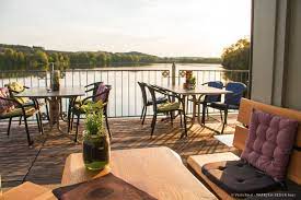Am abend dinieren sie mit märchenhaftem blick auf den langen teich. Haus Am See Restaurant De