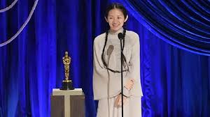 奧斯卡史上共6名亞裔導演角逐過奧斯卡最佳導演榮譽。 奉俊昊則是2020年以《寄生上流》（parasite）抱小金人，如今趙婷再替亞洲爭光。 趙婷和《花漾女子》（promising young woman）英國導演艾美爾拉德芬內爾（emerald fennell）今. Xmhl7kcayu6a0m