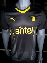 Los carboneros lanzaron una indumentaria especial que utilizarán en un partido de febrero con fines solidarios. Camisetas Puma De Penarol De Uruguay 2014