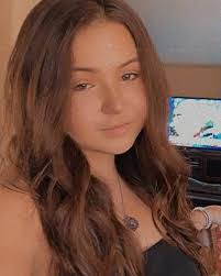 Carly Holt's Instagram, Twitter & Facebook