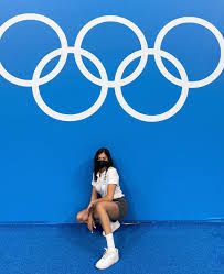 She was a member of the refugee olympic athletes team (rot). Ta9hg 8trhmjim