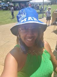 Greetings from Hampton, Va. 54 with 2 adult kiddos. Work in Higher  Education and love to travel. Say HI! I talk back!😘