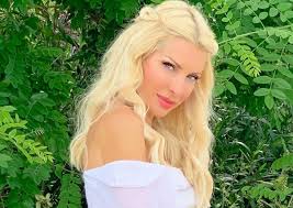 Μαζί της βρίσκεται και ο 18χρονος γιος της, άγγελος λάτσιος και η ελένη δηλώνει ευτυχισμένη. Elenh Menegakh H Nea Fwtografia Apo Ta Axla Ths Androy Forwntas To Roz Kapelo Ths Mikrhs