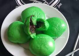 Anda dan keluarga anda tentu sudah pernah memakan bakpao dengan berbagai rasa dan isi dari penjual bakpao yang lewat di kompleks rumah. Resep Pao Pandan Isi Coklat Enak Resep Masakan Rumahan