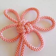 海外でも大人気 結び方でアレンジ自在 日本の伝統工芸 組紐 の 粋 な世界 キナリノ 梅結び 梅の花 組紐