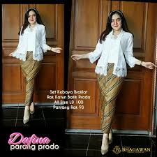 Cantik bsr kebaya dan ber kemban kain jarek di hari kartini / menjelang peringatan hari kartini yang sudah di depan mata, awkarin pun sempat menjalani pemotretan spesial. 23 Kebaya Ideas Kebaya Kebaya Dress Model Kebaya