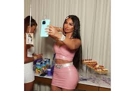 Maeva Ghennam, trop bourrée, filme un acte dangereux et interdit, elle  scandalise et prend la parole - Purepeople