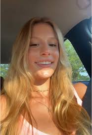 Exciting Summer Lipsync with Pink Lighting