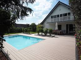 Moderne Poolanlage Konzipiert Fur Entspannung Und Erholung Garten Gartenplanung Pool