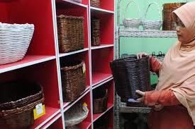 Serat yang digunakan biasanya bahan alami, dan mengandung selulosa serta hemiselulosa. Kerajinan Dari Bahan Limbah Kertas Halaman All Kompas Com