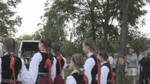 A népszokások szerint megtartották a nyárközépi tűzgyújtást, illetve a tűzcsóvák forgatását, azaz népies nevén a lobogózást. A Magyarok Tudasa Szent Ivan Napjara Nepszokasok Hagyomanyok