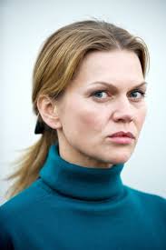 Helen dorn, für die bislang ihr strenger blick und zusammengepresste lippen typisch waren, zeigt hier eine ungewohnte seite. Helen Dorn Nach Dem Sturm Film 2019 Trailer Kritik Kino De