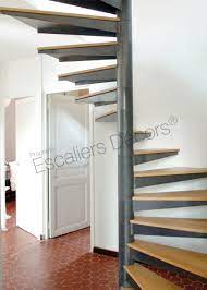 Escalier colimaçon en kit marches brutes pour encore plus de personnalisation escalier en colimaçon au design arrondi idéal pour être placé en intérieur, il comporte une structure et une main courante, ainsi que des marches en hêtre massif. Escalier Colimacon Carre Escaliers Decors