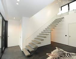 Queste scale possono essere autoportanti o utilizzare la ringhiera come elemento strutturale, possono essere realizzate in diversi materiali come il legno, vetro e acciaio. Scala A Sbalzo E Casa In Legno