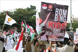 Ribuan orang di gaza dan wilayah palestina turun ke jalan untuk merayakan gencatan senjata, mengibarkan bendera dan mengangkat tanda v untuk kemenangan. S9v2rydifdgoam