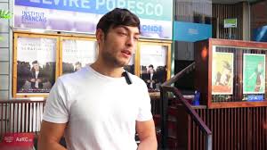 Un pas în urma serafimilor spune povestea lui gabriel, un adolescent care îşi doreşte să devină preot şi urmează cursurile unui seminar teologic ortodox. Ilie Dumitrescu Despre Un Pas In Urma Serafimilor Youtube