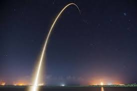 O której godzinie oglądać starlinki nad polką? Dzis Na Niebie Widac Startujaca Rakiete Falcon 9 Wyniesie Na Orbite Ziemska Satelity Starlink 22 04 2020 Dziennik Zachodni