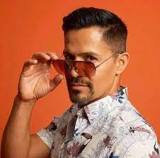 pin by eliana chidichimo on jay hernandez jay hernandez magnum pi scott caan