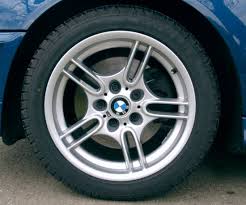 Soft close doors, electric tailgate, interior fabrics, headlights, steering wheels, custom keychains among other very interesting car. Styling 66 Bmw Treff