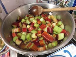 Recette Video Confiture De Rhubarbe A L Ancienne De La Mere Mitraille En Mai Et Juin C Est La Saison En 2020 Confiture Rhubarbe Rhubarbe Recette