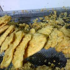Goreng smp kering (tp jgn smp matang), kemudian siram dengan adonan kremesan secukupnya sambil diaduk perlahan agar kremesan menempel ke pisang goreng. Pisang Goreng Kipas Bakery