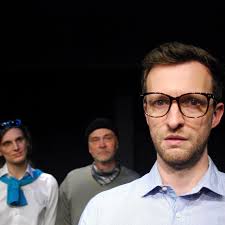 In 4 Wochen ist es soweit ⏰ Am Freitag, 5. September eröffnen wir um 20 Uhr  die neue Spielzeit 2025/2026 mit der Premiere von 'Biedermann und die  Brandstifter', dem berühmten 'Lehrstück ohne