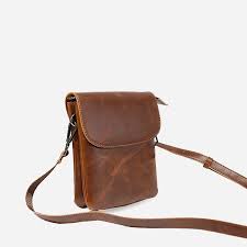 Sac besace en imitation cuir avec détails en suède. Besace Cuir Marron Homme Good 03be6 46720