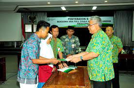 Untuk makluman, biasiswa ismp diwujudkan untuk menyediakan. Pg Salurkan Beasiswa Penuh Ke 50 Siswa Miskin Pt Petrokimia Gresik